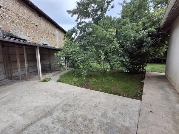 MAISON DE VILLE AVEC GARAGE ET TERRAIN CLOS