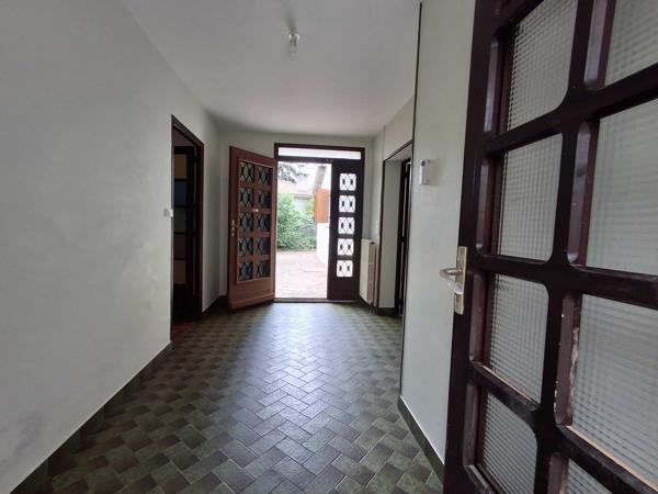 MAISON DE VILLE AVEC GARAGE ET TERRAIN CLOS