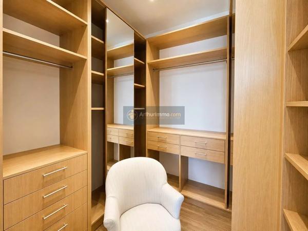 Vente                                                      Villa
                        
                     6 pièces                      150 m2                     à Fréjus