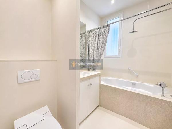 Vente                                                      Villa
                        
                     6 pièces                      150 m2                     à Fréjus