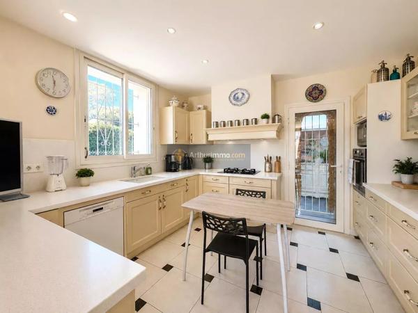 Vente                                                      Villa
                        
                     6 pièces                      150 m2                     à Fréjus