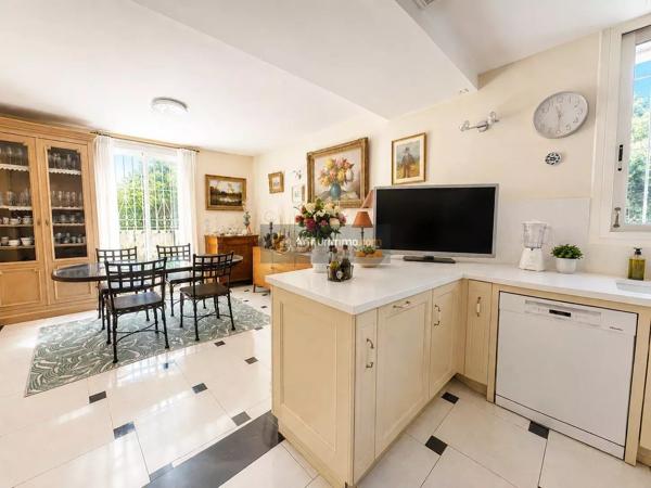 Vente                                                      Villa
                        
                     6 pièces                      150 m2                     à Fréjus