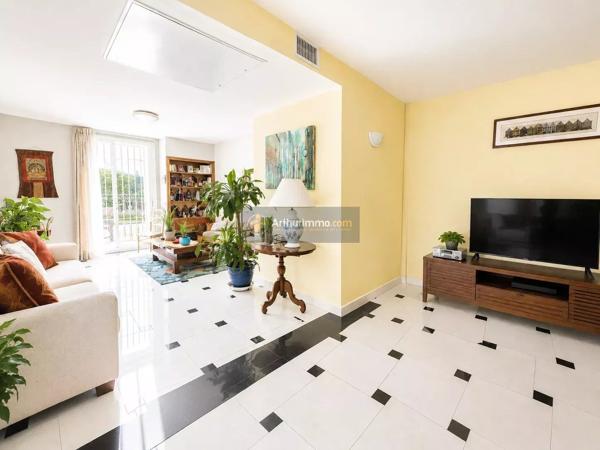 Vente                                                      Villa
                        
                     6 pièces                      150 m2                     à Fréjus