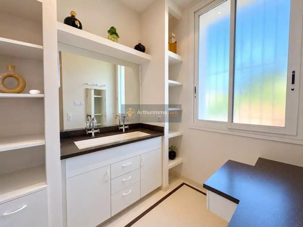 Vente                                                      Villa
                        
                     6 pièces                      150 m2                     à Fréjus