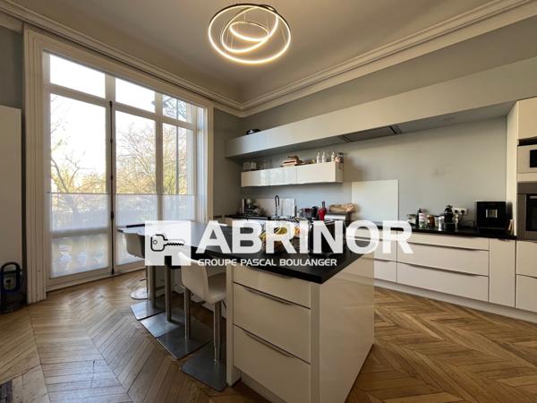 Belle demeure bourgeoise, 7 chambres, 4 salles de bains, salle de sport/jeux, bureau, garage ROUBAIX