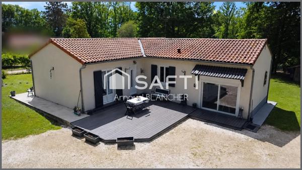 Pavillon plain-pied, trois chambres + bureau, salle de bain, garage, jardin.