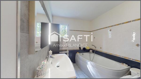 Pavillon plain-pied, trois chambres + bureau, salle de bain, garage, jardin.