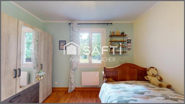 Pavillon plain-pied, trois chambres + bureau, salle de bain, garage, jardin.