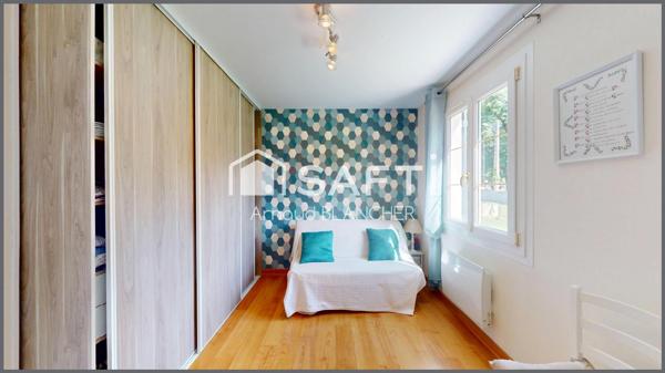 Pavillon plain-pied, trois chambres + bureau, salle de bain, garage, jardin.