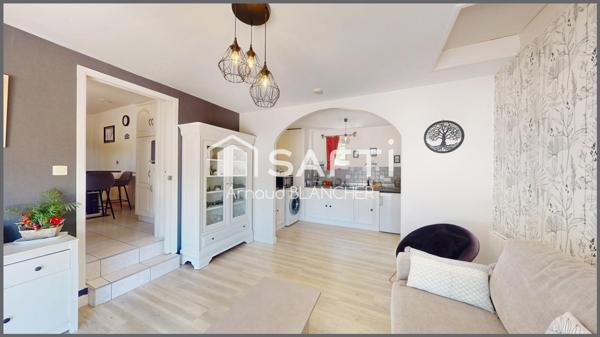 Pavillon plain-pied, trois chambres + bureau, salle de bain, garage, jardin.