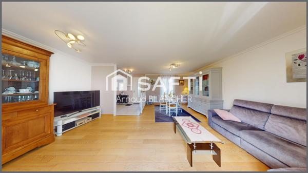 Pavillon plain-pied, trois chambres + bureau, salle de bain, garage, jardin.