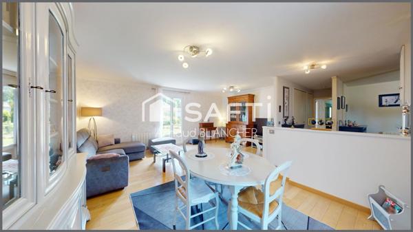Pavillon plain-pied, trois chambres + bureau, salle de bain, garage, jardin.