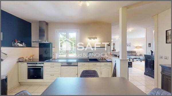 Pavillon plain-pied, trois chambres + bureau, salle de bain, garage, jardin.
