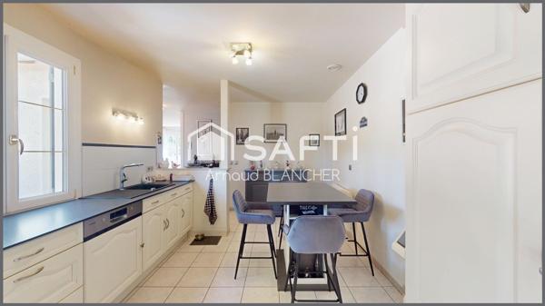 Pavillon plain-pied, trois chambres + bureau, salle de bain, garage, jardin.