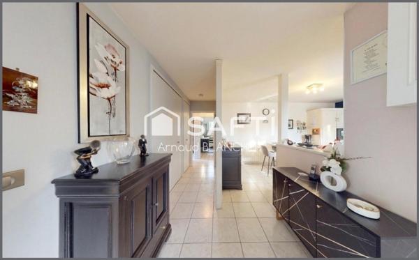 Pavillon plain-pied, trois chambres + bureau, salle de bain, garage, jardin.