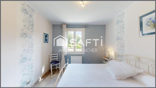 Pavillon plain-pied, trois chambres + bureau, salle de bain, garage, jardin.