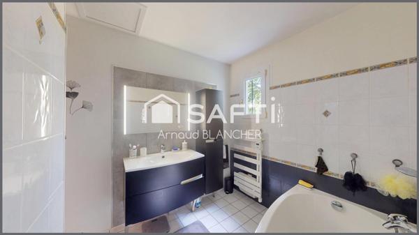 Pavillon plain-pied, trois chambres + bureau, salle de bain, garage, jardin.