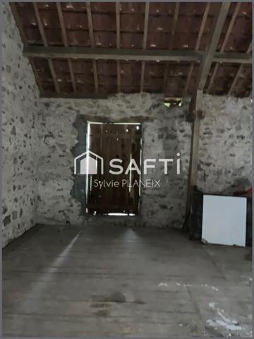 Magnifique ensemble immobilier avec grange, cave, étable, atelier, terrain agricole à Flayat !