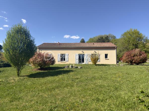 Maison contemporaine de plain-pied – Lumineuse – Grand terrain
Construite en 2015, cette charmante maison contemporaine de plain-pied d’environ 89 m² saura vous séduire par sa luminosité, son excellent état d’entretien et son environnement paisible.
Elle se compose d’une entrée avec WC indépendant, d’une belle pièce de vie conviviale avec cuisine équipée ouverte sur le séjour, de trois chambres avec placards intégrés, d’une salle d’eau moderne, ainsi que d’un cellier offrant un accès direct au garage.
Implantée sur un terrain spacieux de 1 500 m², la propriété offre également la possibilité d’acquérir jusqu’à 3 000 m² supplémentaires, idéal pour les amoureux de la nature, du jardinage ou pour accueillir des animaux.
Prestations de qualité :
Double vitrage bois 
Chauffage au sol 
Pompe à chaleur (chauffage + eau chaude) 
Assainissement individuel 
Exposée plein sud, la maison bénéficie d’une vue dégagée et d’un ensoleillement optimal tout au long de la journée.
Taxe foncière : 742€
Un bien clé en main, à visiter sans tarder !
Visites possibles 7 jours sur 7.

Contemporary single-storey house – Bright – Large lot
Built in 2015, this charming contemporary single-storey house of about 89 m2 will seduce you with its brightness, its excellent state of maintenance and its peaceful environment.
It consists of an entrance with separate toilet, a beautiful living room with open kitchen open to the living room, three bedrooms with built-in wardrobes, a modern bathroom and a cellar offering direct access to the garage.
Located on a spacious plot of 1,500 m 2, the property also offers the possibility to acquire up to 3,000 m 2, ideal for nature lovers, gardening or to accommodate animals.
Quality services:
Double glazing wood 
Underfloor heating 
Heat pump (heating + hot water) 
Individual sanitation 
Facing south, the house enjoys an unobstructed view and optimal sunshine throughout the day.
Property tax: €742
A turnkey property, to visit without delay!
Visits possible 7 days a week.