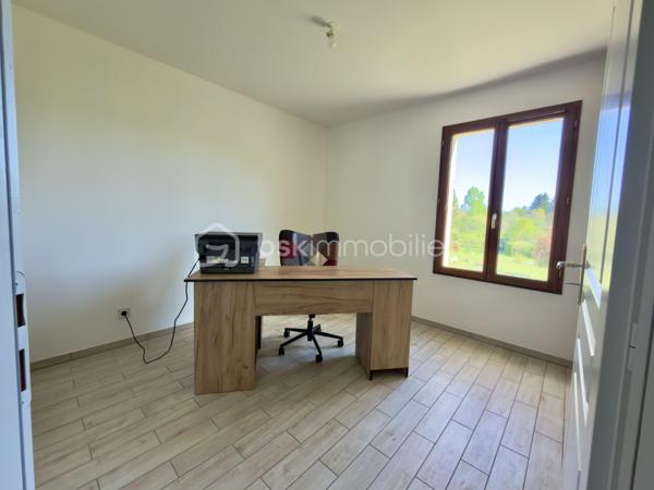 Maison contemporaine de plain-pied – Lumineuse – Grand terrain
Construite en 2015, cette charmante maison contemporaine de plain-pied d’environ 89 m² saura vous séduire par sa luminosité, son excellent état d’entretien et son environnement paisible.
Elle se compose d’une entrée avec WC indépendant, d’une belle pièce de vie conviviale avec cuisine équipée ouverte sur le séjour, de trois chambres avec placards intégrés, d’une salle d’eau moderne, ainsi que d’un cellier offrant un accès direct au garage.
Implantée sur un terrain spacieux de 1 500 m², la propriété offre également la possibilité d’acquérir jusqu’à 3 000 m² supplémentaires, idéal pour les amoureux de la nature, du jardinage ou pour accueillir des animaux.
Prestations de qualité :
Double vitrage bois 
Chauffage au sol 
Pompe à chaleur (chauffage + eau chaude) 
Assainissement individuel 
Exposée plein sud, la maison bénéficie d’une vue dégagée et d’un ensoleillement optimal tout au long de la journée.
Taxe foncière : 742€
Un bien clé en main, à visiter sans tarder !
Visites possibles 7 jours sur 7.

Contemporary single-storey house – Bright – Large lot
Built in 2015, this charming contemporary single-storey house of about 89 m2 will seduce you with its brightness, its excellent state of maintenance and its peaceful environment.
It consists of an entrance with separate toilet, a beautiful living room with open kitchen open to the living room, three bedrooms with built-in wardrobes, a modern bathroom and a cellar offering direct access to the garage.
Located on a spacious plot of 1,500 m 2, the property also offers the possibility to acquire up to 3,000 m 2, ideal for nature lovers, gardening or to accommodate animals.
Quality services:
Double glazing wood 
Underfloor heating 
Heat pump (heating + hot water) 
Individual sanitation 
Facing south, the house enjoys an unobstructed view and optimal sunshine throughout the day.
Property tax: €742
A turnkey property, to visit without delay!
Visits possible 7 days a week.