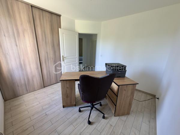 Maison contemporaine de plain-pied – Lumineuse – Grand terrain
Construite en 2015, cette charmante maison contemporaine de plain-pied d’environ 89 m² saura vous séduire par sa luminosité, son excellent état d’entretien et son environnement paisible.
Elle se compose d’une entrée avec WC indépendant, d’une belle pièce de vie conviviale avec cuisine équipée ouverte sur le séjour, de trois chambres avec placards intégrés, d’une salle d’eau moderne, ainsi que d’un cellier offrant un accès direct au garage.
Implantée sur un terrain spacieux de 1 500 m², la propriété offre également la possibilité d’acquérir jusqu’à 3 000 m² supplémentaires, idéal pour les amoureux de la nature, du jardinage ou pour accueillir des animaux.
Prestations de qualité :
Double vitrage bois 
Chauffage au sol 
Pompe à chaleur (chauffage + eau chaude) 
Assainissement individuel 
Exposée plein sud, la maison bénéficie d’une vue dégagée et d’un ensoleillement optimal tout au long de la journée.
Taxe foncière : 742€
Un bien clé en main, à visiter sans tarder !
Visites possibles 7 jours sur 7.

Contemporary single-storey house – Bright – Large lot
Built in 2015, this charming contemporary single-storey house of about 89 m2 will seduce you with its brightness, its excellent state of maintenance and its peaceful environment.
It consists of an entrance with separate toilet, a beautiful living room with open kitchen open to the living room, three bedrooms with built-in wardrobes, a modern bathroom and a cellar offering direct access to the garage.
Located on a spacious plot of 1,500 m 2, the property also offers the possibility to acquire up to 3,000 m 2, ideal for nature lovers, gardening or to accommodate animals.
Quality services:
Double glazing wood 
Underfloor heating 
Heat pump (heating + hot water) 
Individual sanitation 
Facing south, the house enjoys an unobstructed view and optimal sunshine throughout the day.
Property tax: €742
A turnkey property, to visit without delay!
Visits possible 7 days a week.