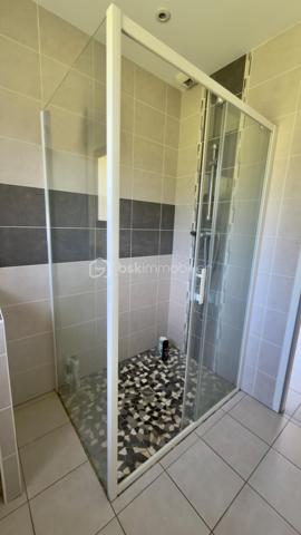 Maison contemporaine de plain-pied – Lumineuse – Grand terrain
Construite en 2015, cette charmante maison contemporaine de plain-pied d’environ 89 m² saura vous séduire par sa luminosité, son excellent état d’entretien et son environnement paisible.
Elle se compose d’une entrée avec WC indépendant, d’une belle pièce de vie conviviale avec cuisine équipée ouverte sur le séjour, de trois chambres avec placards intégrés, d’une salle d’eau moderne, ainsi que d’un cellier offrant un accès direct au garage.
Implantée sur un terrain spacieux de 1 500 m², la propriété offre également la possibilité d’acquérir jusqu’à 3 000 m² supplémentaires, idéal pour les amoureux de la nature, du jardinage ou pour accueillir des animaux.
Prestations de qualité :
Double vitrage bois 
Chauffage au sol 
Pompe à chaleur (chauffage + eau chaude) 
Assainissement individuel 
Exposée plein sud, la maison bénéficie d’une vue dégagée et d’un ensoleillement optimal tout au long de la journée.
Taxe foncière : 742€
Un bien clé en main, à visiter sans tarder !
Visites possibles 7 jours sur 7.

Contemporary single-storey house – Bright – Large lot
Built in 2015, this charming contemporary single-storey house of about 89 m2 will seduce you with its brightness, its excellent state of maintenance and its peaceful environment.
It consists of an entrance with separate toilet, a beautiful living room with open kitchen open to the living room, three bedrooms with built-in wardrobes, a modern bathroom and a cellar offering direct access to the garage.
Located on a spacious plot of 1,500 m 2, the property also offers the possibility to acquire up to 3,000 m 2, ideal for nature lovers, gardening or to accommodate animals.
Quality services:
Double glazing wood 
Underfloor heating 
Heat pump (heating + hot water) 
Individual sanitation 
Facing south, the house enjoys an unobstructed view and optimal sunshine throughout the day.
Property tax: €742
A turnkey property, to visit without delay!
Visits possible 7 days a week.