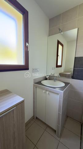 Maison contemporaine de plain-pied – Lumineuse – Grand terrain
Construite en 2015, cette charmante maison contemporaine de plain-pied d’environ 89 m² saura vous séduire par sa luminosité, son excellent état d’entretien et son environnement paisible.
Elle se compose d’une entrée avec WC indépendant, d’une belle pièce de vie conviviale avec cuisine équipée ouverte sur le séjour, de trois chambres avec placards intégrés, d’une salle d’eau moderne, ainsi que d’un cellier offrant un accès direct au garage.
Implantée sur un terrain spacieux de 1 500 m², la propriété offre également la possibilité d’acquérir jusqu’à 3 000 m² supplémentaires, idéal pour les amoureux de la nature, du jardinage ou pour accueillir des animaux.
Prestations de qualité :
Double vitrage bois 
Chauffage au sol 
Pompe à chaleur (chauffage + eau chaude) 
Assainissement individuel 
Exposée plein sud, la maison bénéficie d’une vue dégagée et d’un ensoleillement optimal tout au long de la journée.
Taxe foncière : 742€
Un bien clé en main, à visiter sans tarder !
Visites possibles 7 jours sur 7.

Contemporary single-storey house – Bright – Large lot
Built in 2015, this charming contemporary single-storey house of about 89 m2 will seduce you with its brightness, its excellent state of maintenance and its peaceful environment.
It consists of an entrance with separate toilet, a beautiful living room with open kitchen open to the living room, three bedrooms with built-in wardrobes, a modern bathroom and a cellar offering direct access to the garage.
Located on a spacious plot of 1,500 m 2, the property also offers the possibility to acquire up to 3,000 m 2, ideal for nature lovers, gardening or to accommodate animals.
Quality services:
Double glazing wood 
Underfloor heating 
Heat pump (heating + hot water) 
Individual sanitation 
Facing south, the house enjoys an unobstructed view and optimal sunshine throughout the day.
Property tax: €742
A turnkey property, to visit without delay!
Visits possible 7 days a week.