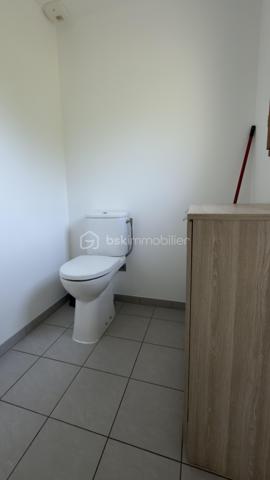 Maison contemporaine de plain-pied – Lumineuse – Grand terrain
Construite en 2015, cette charmante maison contemporaine de plain-pied d’environ 89 m² saura vous séduire par sa luminosité, son excellent état d’entretien et son environnement paisible.
Elle se compose d’une entrée avec WC indépendant, d’une belle pièce de vie conviviale avec cuisine équipée ouverte sur le séjour, de trois chambres avec placards intégrés, d’une salle d’eau moderne, ainsi que d’un cellier offrant un accès direct au garage.
Implantée sur un terrain spacieux de 1 500 m², la propriété offre également la possibilité d’acquérir jusqu’à 3 000 m² supplémentaires, idéal pour les amoureux de la nature, du jardinage ou pour accueillir des animaux.
Prestations de qualité :
Double vitrage bois 
Chauffage au sol 
Pompe à chaleur (chauffage + eau chaude) 
Assainissement individuel 
Exposée plein sud, la maison bénéficie d’une vue dégagée et d’un ensoleillement optimal tout au long de la journée.
Taxe foncière : 742€
Un bien clé en main, à visiter sans tarder !
Visites possibles 7 jours sur 7.

Contemporary single-storey house – Bright – Large lot
Built in 2015, this charming contemporary single-storey house of about 89 m2 will seduce you with its brightness, its excellent state of maintenance and its peaceful environment.
It consists of an entrance with separate toilet, a beautiful living room with open kitchen open to the living room, three bedrooms with built-in wardrobes, a modern bathroom and a cellar offering direct access to the garage.
Located on a spacious plot of 1,500 m 2, the property also offers the possibility to acquire up to 3,000 m 2, ideal for nature lovers, gardening or to accommodate animals.
Quality services:
Double glazing wood 
Underfloor heating 
Heat pump (heating + hot water) 
Individual sanitation 
Facing south, the house enjoys an unobstructed view and optimal sunshine throughout the day.
Property tax: €742
A turnkey property, to visit without delay!
Visits possible 7 days a week.