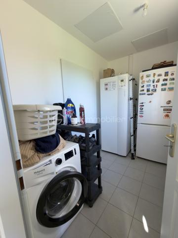 Maison contemporaine de plain-pied – Lumineuse – Grand terrain
Construite en 2015, cette charmante maison contemporaine de plain-pied d’environ 89 m² saura vous séduire par sa luminosité, son excellent état d’entretien et son environnement paisible.
Elle se compose d’une entrée avec WC indépendant, d’une belle pièce de vie conviviale avec cuisine équipée ouverte sur le séjour, de trois chambres avec placards intégrés, d’une salle d’eau moderne, ainsi que d’un cellier offrant un accès direct au garage.
Implantée sur un terrain spacieux de 1 500 m², la propriété offre également la possibilité d’acquérir jusqu’à 3 000 m² supplémentaires, idéal pour les amoureux de la nature, du jardinage ou pour accueillir des animaux.
Prestations de qualité :
Double vitrage bois 
Chauffage au sol 
Pompe à chaleur (chauffage + eau chaude) 
Assainissement individuel 
Exposée plein sud, la maison bénéficie d’une vue dégagée et d’un ensoleillement optimal tout au long de la journée.
Taxe foncière : 742€
Un bien clé en main, à visiter sans tarder !
Visites possibles 7 jours sur 7.

Contemporary single-storey house – Bright – Large lot
Built in 2015, this charming contemporary single-storey house of about 89 m2 will seduce you with its brightness, its excellent state of maintenance and its peaceful environment.
It consists of an entrance with separate toilet, a beautiful living room with open kitchen open to the living room, three bedrooms with built-in wardrobes, a modern bathroom and a cellar offering direct access to the garage.
Located on a spacious plot of 1,500 m 2, the property also offers the possibility to acquire up to 3,000 m 2, ideal for nature lovers, gardening or to accommodate animals.
Quality services:
Double glazing wood 
Underfloor heating 
Heat pump (heating + hot water) 
Individual sanitation 
Facing south, the house enjoys an unobstructed view and optimal sunshine throughout the day.
Property tax: €742
A turnkey property, to visit without delay!
Visits possible 7 days a week.