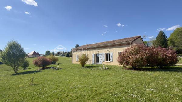 Maison contemporaine de plain-pied – Lumineuse – Grand terrain
Construite en 2015, cette charmante maison contemporaine de plain-pied d’environ 89 m² saura vous séduire par sa luminosité, son excellent état d’entretien et son environnement paisible.
Elle se compose d’une entrée avec WC indépendant, d’une belle pièce de vie conviviale avec cuisine équipée ouverte sur le séjour, de trois chambres avec placards intégrés, d’une salle d’eau moderne, ainsi que d’un cellier offrant un accès direct au garage.
Implantée sur un terrain spacieux de 1 500 m², la propriété offre également la possibilité d’acquérir jusqu’à 3 000 m² supplémentaires, idéal pour les amoureux de la nature, du jardinage ou pour accueillir des animaux.
Prestations de qualité :
Double vitrage bois 
Chauffage au sol 
Pompe à chaleur (chauffage + eau chaude) 
Assainissement individuel 
Exposée plein sud, la maison bénéficie d’une vue dégagée et d’un ensoleillement optimal tout au long de la journée.
Taxe foncière : 742€
Un bien clé en main, à visiter sans tarder !
Visites possibles 7 jours sur 7.

Contemporary single-storey house – Bright – Large lot
Built in 2015, this charming contemporary single-storey house of about 89 m2 will seduce you with its brightness, its excellent state of maintenance and its peaceful environment.
It consists of an entrance with separate toilet, a beautiful living room with open kitchen open to the living room, three bedrooms with built-in wardrobes, a modern bathroom and a cellar offering direct access to the garage.
Located on a spacious plot of 1,500 m 2, the property also offers the possibility to acquire up to 3,000 m 2, ideal for nature lovers, gardening or to accommodate animals.
Quality services:
Double glazing wood 
Underfloor heating 
Heat pump (heating + hot water) 
Individual sanitation 
Facing south, the house enjoys an unobstructed view and optimal sunshine throughout the day.
Property tax: €742
A turnkey property, to visit without delay!
Visits possible 7 days a week.