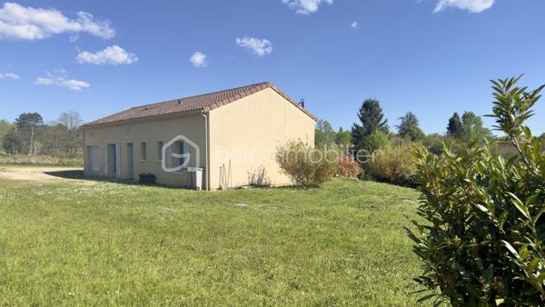 Maison contemporaine de plain-pied – Lumineuse – Grand terrain
Construite en 2015, cette charmante maison contemporaine de plain-pied d’environ 89 m² saura vous séduire par sa luminosité, son excellent état d’entretien et son environnement paisible.
Elle se compose d’une entrée avec WC indépendant, d’une belle pièce de vie conviviale avec cuisine équipée ouverte sur le séjour, de trois chambres avec placards intégrés, d’une salle d’eau moderne, ainsi que d’un cellier offrant un accès direct au garage.
Implantée sur un terrain spacieux de 1 500 m², la propriété offre également la possibilité d’acquérir jusqu’à 3 000 m² supplémentaires, idéal pour les amoureux de la nature, du jardinage ou pour accueillir des animaux.
Prestations de qualité :
Double vitrage bois 
Chauffage au sol 
Pompe à chaleur (chauffage + eau chaude) 
Assainissement individuel 
Exposée plein sud, la maison bénéficie d’une vue dégagée et d’un ensoleillement optimal tout au long de la journée.
Taxe foncière : 742€
Un bien clé en main, à visiter sans tarder !
Visites possibles 7 jours sur 7.

Contemporary single-storey house – Bright – Large lot
Built in 2015, this charming contemporary single-storey house of about 89 m2 will seduce you with its brightness, its excellent state of maintenance and its peaceful environment.
It consists of an entrance with separate toilet, a beautiful living room with open kitchen open to the living room, three bedrooms with built-in wardrobes, a modern bathroom and a cellar offering direct access to the garage.
Located on a spacious plot of 1,500 m 2, the property also offers the possibility to acquire up to 3,000 m 2, ideal for nature lovers, gardening or to accommodate animals.
Quality services:
Double glazing wood 
Underfloor heating 
Heat pump (heating + hot water) 
Individual sanitation 
Facing south, the house enjoys an unobstructed view and optimal sunshine throughout the day.
Property tax: €742
A turnkey property, to visit without delay!
Visits possible 7 days a week.