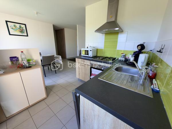 Maison contemporaine de plain-pied – Lumineuse – Grand terrain
Construite en 2015, cette charmante maison contemporaine de plain-pied d’environ 89 m² saura vous séduire par sa luminosité, son excellent état d’entretien et son environnement paisible.
Elle se compose d’une entrée avec WC indépendant, d’une belle pièce de vie conviviale avec cuisine équipée ouverte sur le séjour, de trois chambres avec placards intégrés, d’une salle d’eau moderne, ainsi que d’un cellier offrant un accès direct au garage.
Implantée sur un terrain spacieux de 1 500 m², la propriété offre également la possibilité d’acquérir jusqu’à 3 000 m² supplémentaires, idéal pour les amoureux de la nature, du jardinage ou pour accueillir des animaux.
Prestations de qualité :
Double vitrage bois 
Chauffage au sol 
Pompe à chaleur (chauffage + eau chaude) 
Assainissement individuel 
Exposée plein sud, la maison bénéficie d’une vue dégagée et d’un ensoleillement optimal tout au long de la journée.
Taxe foncière : 742€
Un bien clé en main, à visiter sans tarder !
Visites possibles 7 jours sur 7.

Contemporary single-storey house – Bright – Large lot
Built in 2015, this charming contemporary single-storey house of about 89 m2 will seduce you with its brightness, its excellent state of maintenance and its peaceful environment.
It consists of an entrance with separate toilet, a beautiful living room with open kitchen open to the living room, three bedrooms with built-in wardrobes, a modern bathroom and a cellar offering direct access to the garage.
Located on a spacious plot of 1,500 m 2, the property also offers the possibility to acquire up to 3,000 m 2, ideal for nature lovers, gardening or to accommodate animals.
Quality services:
Double glazing wood 
Underfloor heating 
Heat pump (heating + hot water) 
Individual sanitation 
Facing south, the house enjoys an unobstructed view and optimal sunshine throughout the day.
Property tax: €742
A turnkey property, to visit without delay!
Visits possible 7 days a week.