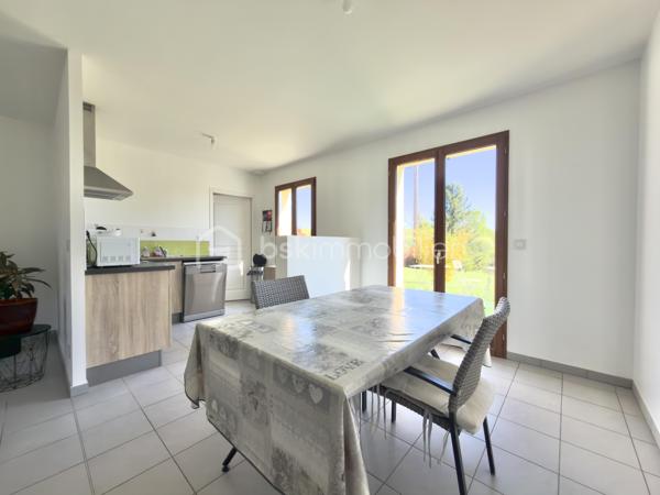 Maison contemporaine de plain-pied – Lumineuse – Grand terrain
Construite en 2015, cette charmante maison contemporaine de plain-pied d’environ 89 m² saura vous séduire par sa luminosité, son excellent état d’entretien et son environnement paisible.
Elle se compose d’une entrée avec WC indépendant, d’une belle pièce de vie conviviale avec cuisine équipée ouverte sur le séjour, de trois chambres avec placards intégrés, d’une salle d’eau moderne, ainsi que d’un cellier offrant un accès direct au garage.
Implantée sur un terrain spacieux de 1 500 m², la propriété offre également la possibilité d’acquérir jusqu’à 3 000 m² supplémentaires, idéal pour les amoureux de la nature, du jardinage ou pour accueillir des animaux.
Prestations de qualité :
Double vitrage bois 
Chauffage au sol 
Pompe à chaleur (chauffage + eau chaude) 
Assainissement individuel 
Exposée plein sud, la maison bénéficie d’une vue dégagée et d’un ensoleillement optimal tout au long de la journée.
Taxe foncière : 742€
Un bien clé en main, à visiter sans tarder !
Visites possibles 7 jours sur 7.

Contemporary single-storey house – Bright – Large lot
Built in 2015, this charming contemporary single-storey house of about 89 m2 will seduce you with its brightness, its excellent state of maintenance and its peaceful environment.
It consists of an entrance with separate toilet, a beautiful living room with open kitchen open to the living room, three bedrooms with built-in wardrobes, a modern bathroom and a cellar offering direct access to the garage.
Located on a spacious plot of 1,500 m 2, the property also offers the possibility to acquire up to 3,000 m 2, ideal for nature lovers, gardening or to accommodate animals.
Quality services:
Double glazing wood 
Underfloor heating 
Heat pump (heating + hot water) 
Individual sanitation 
Facing south, the house enjoys an unobstructed view and optimal sunshine throughout the day.
Property tax: €742
A turnkey property, to visit without delay!
Visits possible 7 days a week.