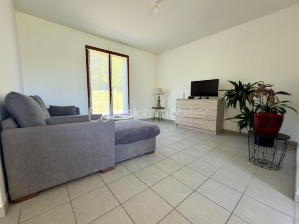 Maison contemporaine de plain-pied – Lumineuse – Grand terrain
Construite en 2015, cette charmante maison contemporaine de plain-pied d’environ 89 m² saura vous séduire par sa luminosité, son excellent état d’entretien et son environnement paisible.
Elle se compose d’une entrée avec WC indépendant, d’une belle pièce de vie conviviale avec cuisine équipée ouverte sur le séjour, de trois chambres avec placards intégrés, d’une salle d’eau moderne, ainsi que d’un cellier offrant un accès direct au garage.
Implantée sur un terrain spacieux de 1 500 m², la propriété offre également la possibilité d’acquérir jusqu’à 3 000 m² supplémentaires, idéal pour les amoureux de la nature, du jardinage ou pour accueillir des animaux.
Prestations de qualité :
Double vitrage bois 
Chauffage au sol 
Pompe à chaleur (chauffage + eau chaude) 
Assainissement individuel 
Exposée plein sud, la maison bénéficie d’une vue dégagée et d’un ensoleillement optimal tout au long de la journée.
Taxe foncière : 742€
Un bien clé en main, à visiter sans tarder !
Visites possibles 7 jours sur 7.

Contemporary single-storey house – Bright – Large lot
Built in 2015, this charming contemporary single-storey house of about 89 m2 will seduce you with its brightness, its excellent state of maintenance and its peaceful environment.
It consists of an entrance with separate toilet, a beautiful living room with open kitchen open to the living room, three bedrooms with built-in wardrobes, a modern bathroom and a cellar offering direct access to the garage.
Located on a spacious plot of 1,500 m 2, the property also offers the possibility to acquire up to 3,000 m 2, ideal for nature lovers, gardening or to accommodate animals.
Quality services:
Double glazing wood 
Underfloor heating 
Heat pump (heating + hot water) 
Individual sanitation 
Facing south, the house enjoys an unobstructed view and optimal sunshine throughout the day.
Property tax: €742
A turnkey property, to visit without delay!
Visits possible 7 days a week.