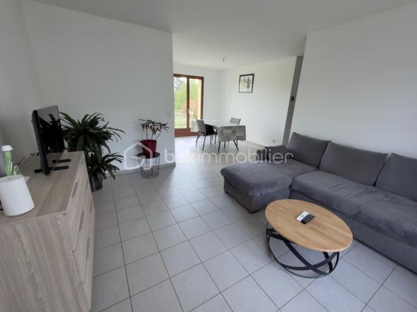 Maison contemporaine de plain-pied – Lumineuse – Grand terrain
Construite en 2015, cette charmante maison contemporaine de plain-pied d’environ 89 m² saura vous séduire par sa luminosité, son excellent état d’entretien et son environnement paisible.
Elle se compose d’une entrée avec WC indépendant, d’une belle pièce de vie conviviale avec cuisine équipée ouverte sur le séjour, de trois chambres avec placards intégrés, d’une salle d’eau moderne, ainsi que d’un cellier offrant un accès direct au garage.
Implantée sur un terrain spacieux de 1 500 m², la propriété offre également la possibilité d’acquérir jusqu’à 3 000 m² supplémentaires, idéal pour les amoureux de la nature, du jardinage ou pour accueillir des animaux.
Prestations de qualité :
Double vitrage bois 
Chauffage au sol 
Pompe à chaleur (chauffage + eau chaude) 
Assainissement individuel 
Exposée plein sud, la maison bénéficie d’une vue dégagée et d’un ensoleillement optimal tout au long de la journée.
Taxe foncière : 742€
Un bien clé en main, à visiter sans tarder !
Visites possibles 7 jours sur 7.

Contemporary single-storey house – Bright – Large lot
Built in 2015, this charming contemporary single-storey house of about 89 m2 will seduce you with its brightness, its excellent state of maintenance and its peaceful environment.
It consists of an entrance with separate toilet, a beautiful living room with open kitchen open to the living room, three bedrooms with built-in wardrobes, a modern bathroom and a cellar offering direct access to the garage.
Located on a spacious plot of 1,500 m 2, the property also offers the possibility to acquire up to 3,000 m 2, ideal for nature lovers, gardening or to accommodate animals.
Quality services:
Double glazing wood 
Underfloor heating 
Heat pump (heating + hot water) 
Individual sanitation 
Facing south, the house enjoys an unobstructed view and optimal sunshine throughout the day.
Property tax: €742
A turnkey property, to visit without delay!
Visits possible 7 days a week.