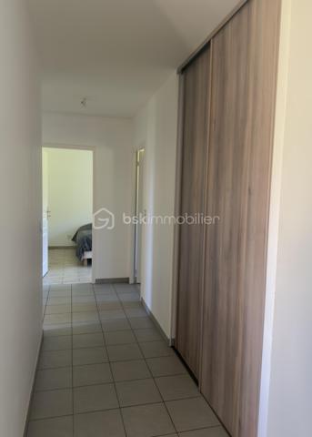 Maison contemporaine de plain-pied – Lumineuse – Grand terrain
Construite en 2015, cette charmante maison contemporaine de plain-pied d’environ 89 m² saura vous séduire par sa luminosité, son excellent état d’entretien et son environnement paisible.
Elle se compose d’une entrée avec WC indépendant, d’une belle pièce de vie conviviale avec cuisine équipée ouverte sur le séjour, de trois chambres avec placards intégrés, d’une salle d’eau moderne, ainsi que d’un cellier offrant un accès direct au garage.
Implantée sur un terrain spacieux de 1 500 m², la propriété offre également la possibilité d’acquérir jusqu’à 3 000 m² supplémentaires, idéal pour les amoureux de la nature, du jardinage ou pour accueillir des animaux.
Prestations de qualité :
Double vitrage bois 
Chauffage au sol 
Pompe à chaleur (chauffage + eau chaude) 
Assainissement individuel 
Exposée plein sud, la maison bénéficie d’une vue dégagée et d’un ensoleillement optimal tout au long de la journée.
Taxe foncière : 742€
Un bien clé en main, à visiter sans tarder !
Visites possibles 7 jours sur 7.

Contemporary single-storey house – Bright – Large lot
Built in 2015, this charming contemporary single-storey house of about 89 m2 will seduce you with its brightness, its excellent state of maintenance and its peaceful environment.
It consists of an entrance with separate toilet, a beautiful living room with open kitchen open to the living room, three bedrooms with built-in wardrobes, a modern bathroom and a cellar offering direct access to the garage.
Located on a spacious plot of 1,500 m 2, the property also offers the possibility to acquire up to 3,000 m 2, ideal for nature lovers, gardening or to accommodate animals.
Quality services:
Double glazing wood 
Underfloor heating 
Heat pump (heating + hot water) 
Individual sanitation 
Facing south, the house enjoys an unobstructed view and optimal sunshine throughout the day.
Property tax: €742
A turnkey property, to visit without delay!
Visits possible 7 days a week.