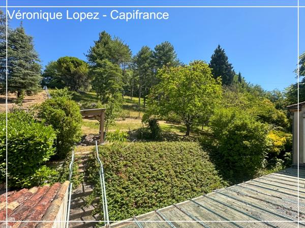 Agen, à seulement 6kms, authentique maison en pierre de 203m² avec grand terrain, garage et cave.
