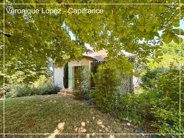 Agen, à seulement 6kms, authentique maison en pierre de 203m² avec grand terrain, garage et cave.