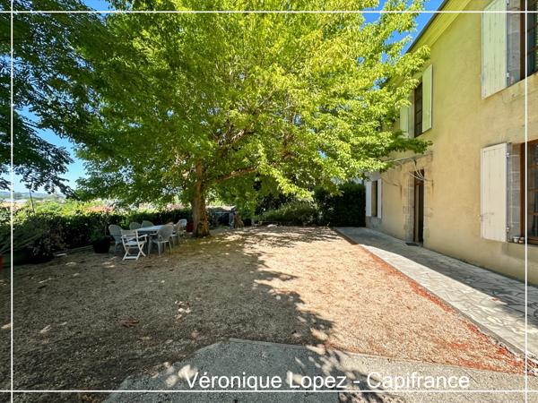 Agen, à seulement 6kms, authentique maison en pierre de 203m² avec grand terrain, garage et cave.