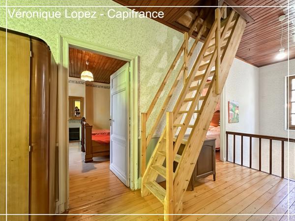Agen, à seulement 6kms, authentique maison en pierre de 203m² avec grand terrain, garage et cave.
