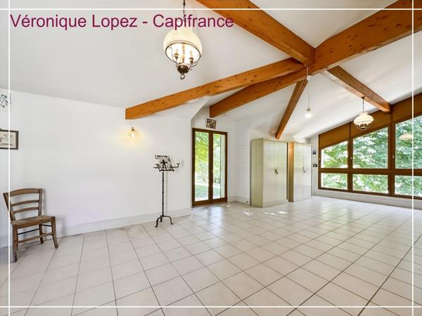 Agen, à seulement 6kms, authentique maison en pierre de 203m² avec grand terrain, garage et cave.