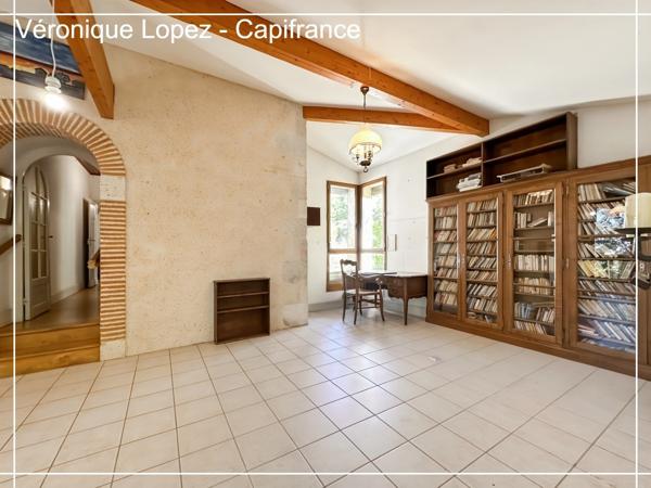 Agen, à seulement 6kms, authentique maison en pierre de 203m² avec grand terrain, garage et cave.