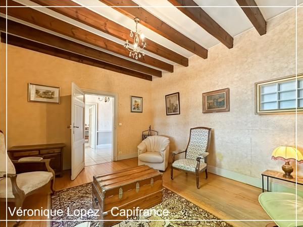 Agen, à seulement 6kms, authentique maison en pierre de 203m² avec grand terrain, garage et cave.