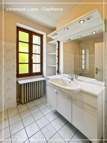 Agen, à seulement 6kms, authentique maison en pierre de 203m² avec grand terrain, garage et cave.