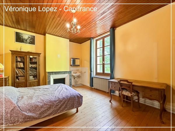 Agen, à seulement 6kms, authentique maison en pierre de 203m² avec grand terrain, garage et cave.