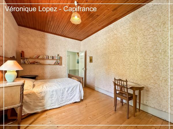 Agen, à seulement 6kms, authentique maison en pierre de 203m² avec grand terrain, garage et cave.
