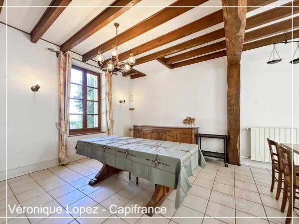Agen, à seulement 6kms, authentique maison en pierre de 203m² avec grand terrain, garage et cave.