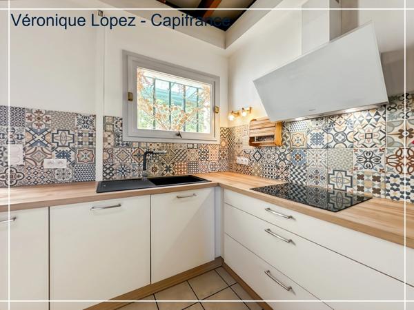 Agen, à seulement 6kms, authentique maison en pierre de 203m² avec grand terrain, garage et cave.