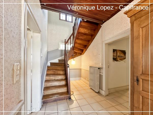 Agen, à seulement 6kms, authentique maison en pierre de 203m² avec grand terrain, garage et cave.