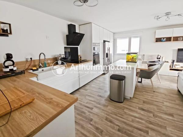 Vente                                                      Appartement
                        
                     3 pièces                      61 m2                     à Saint-Pierre-du-Perray